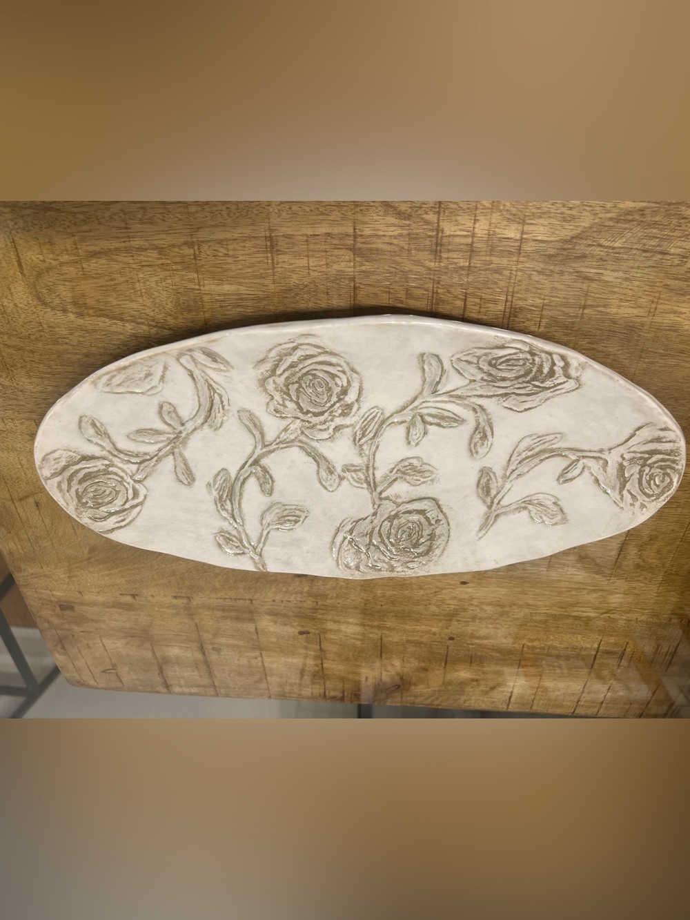 Studio B Ceramic Floral oval platte Raised Rose Motif